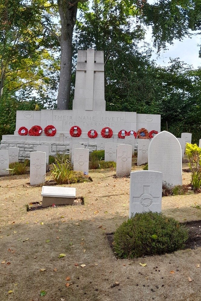 Commonwealth War Graves St. Nicholas Churchyard #2