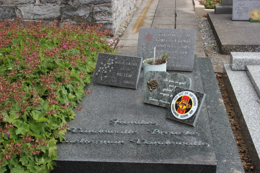 Belgian Graves Veterans Waarmaarde