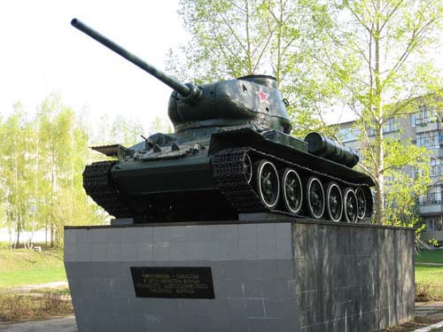 Monument voor Tanktroepen (T-34/85 Tank) Chernushka