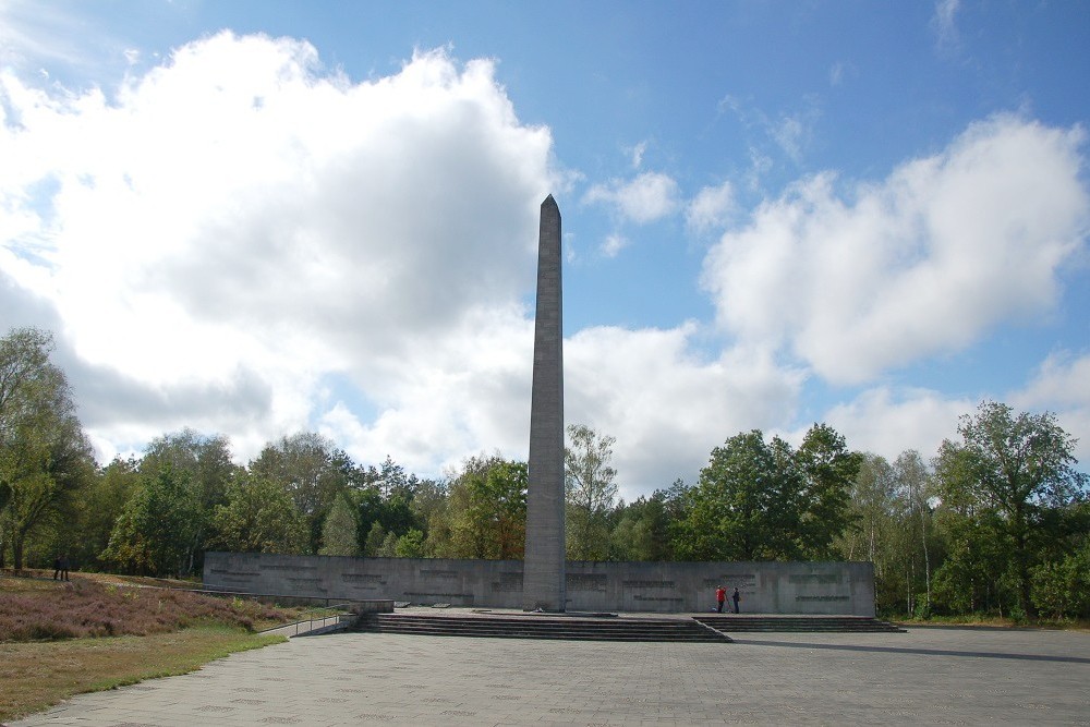 Obelisk & Muur met Inscripties Concentratiekamp Bergen-Belsen