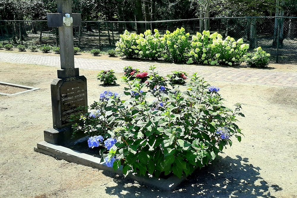 Graf Burgerslachtoffer Rooms Katholieke Begraafplaats St. Trudo Zundert