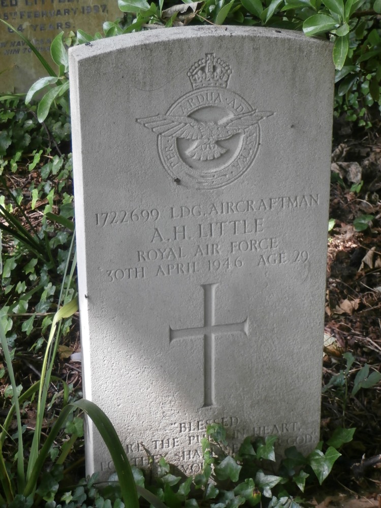 Commonwealth War Grave St. Peter and St. Paul Churchyard