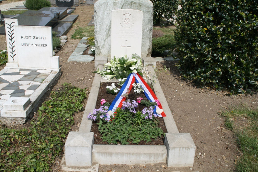 Commonwealth War Grave General Cemetery Ophemert