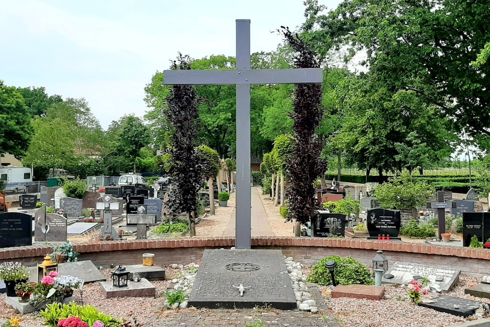 Voormalig Pools Oorlogsgraf Rooms Katholieke Begraafplaats Teteringen