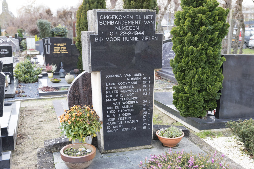 Gezamenlijk Graf Slachtoffers Bombardement op Nijmegen Rooms Katholieke Begraafplaats Wijchen