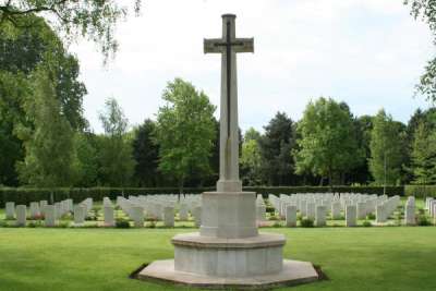 Commonwealth War Cemetery Cambes-en-Plaine