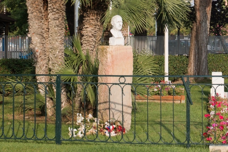 Bust of De Gaulle