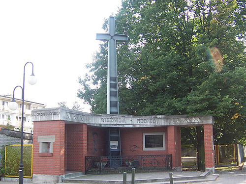 Monument Slachtoffers NKVD Kamp Nr. 10 & Bevrijding