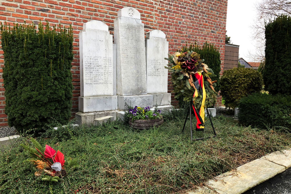 War Memorial & German War Graves Tetz
