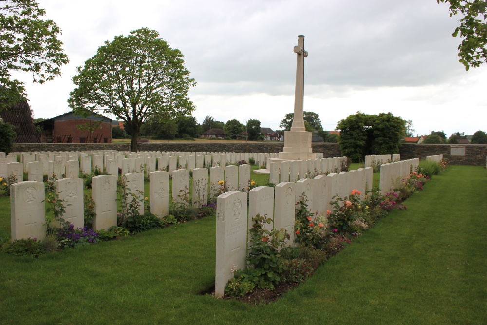 Commonwealth War Cemetery Douchy-ls-Ayette #5