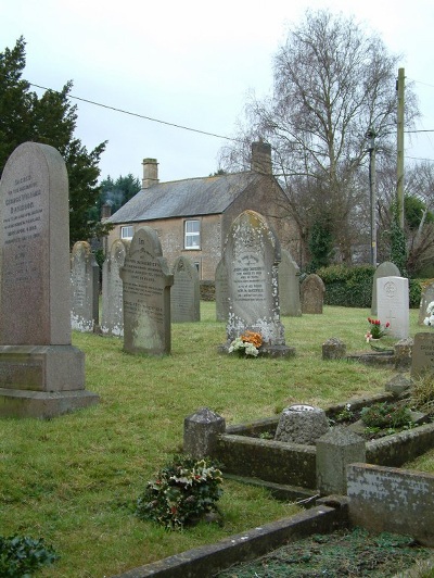 Commonwealth War Grave Milton-under-Wychwood Baptist Churchyard