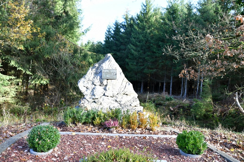 Monument Lancaster LM425 #2