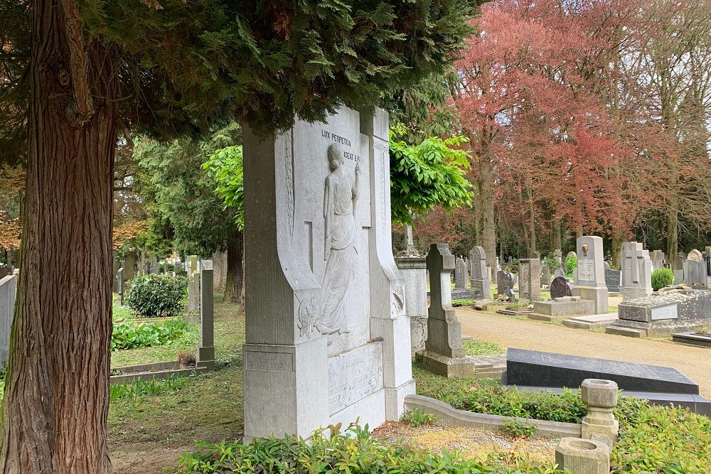 Collective graveemorial 5 deceased Belgian Soldiers General Cemetery Maastricht #4