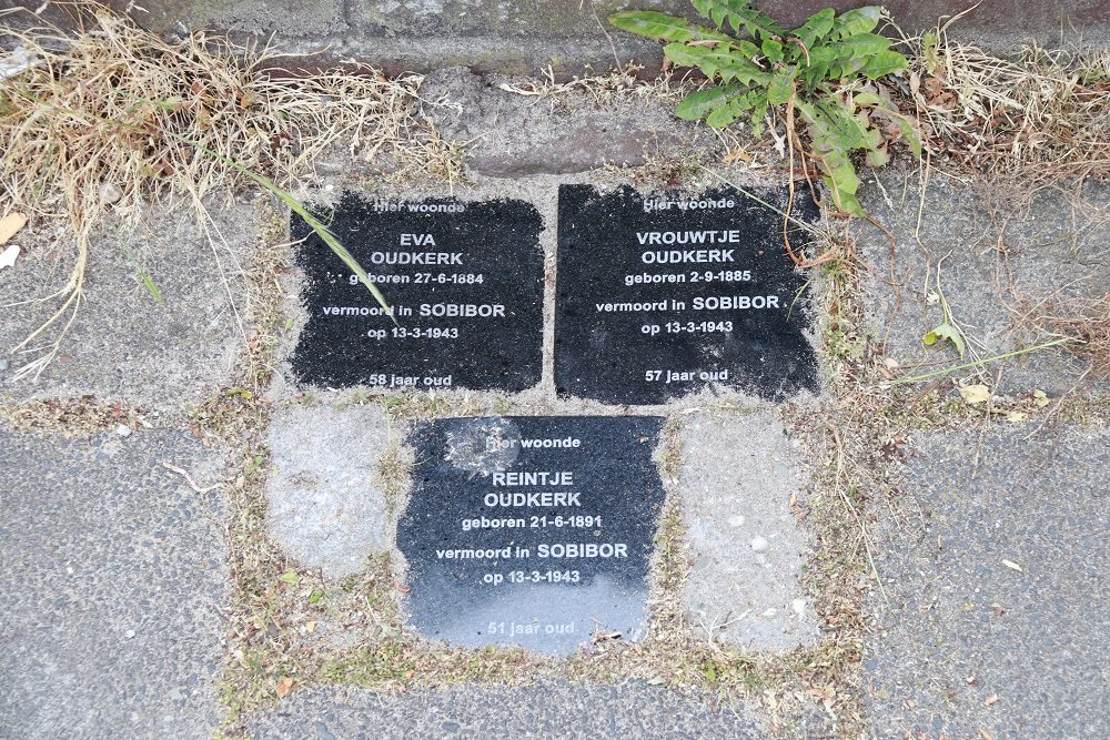 Memorial Stones Stationsweg 35
