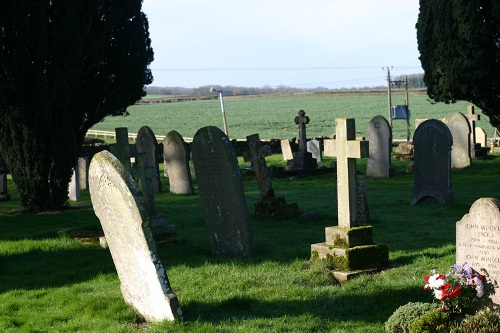 Oorlogsgraven van het Gemenebest St Michael and All Angles Churchyard