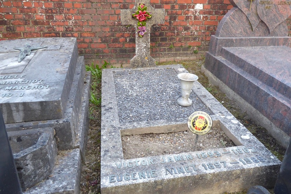 Belgian Graves Veterans Petite-Chapelle #2