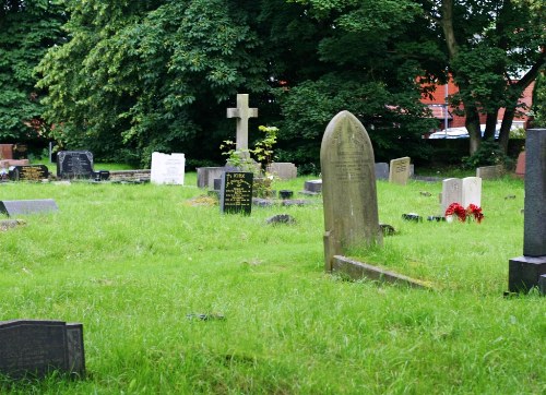 Commonwealth War Graves Gee Cross Chapelyard
