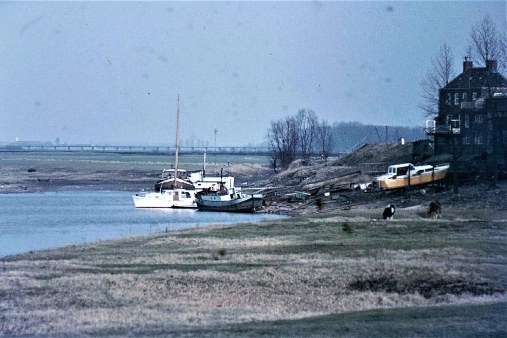 Beneden-Leeuwen Herdenkt: Dijk 40  Het woonhuis en de scheepswerf van Gradje van de Berk #1