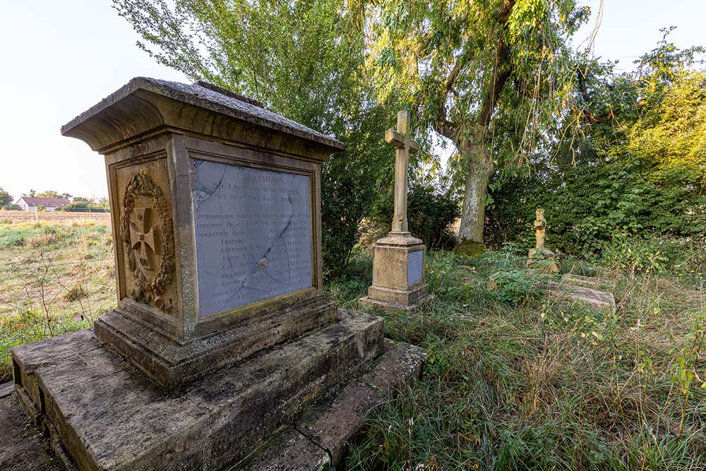 Duits monument van het 8e Oost-Pruisische infanterieregiment nr. 45 en oorlogsbegraafplaats bij kasteel Aubigny #1