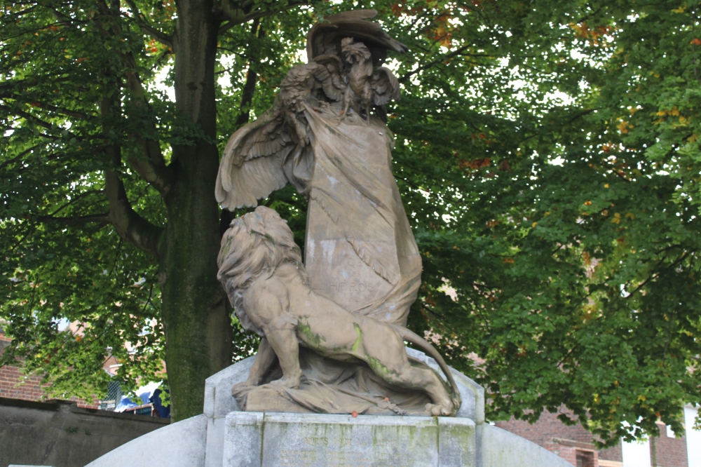 Oorlogsmonument Square du Souvenir Manage #2