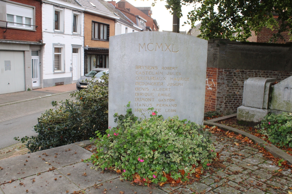 Oorlogsmonument Square du Souvenir Manage #4