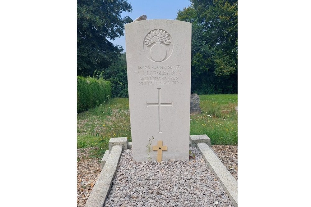 Commonwealth War Grave Fontaine-le-Sec #1