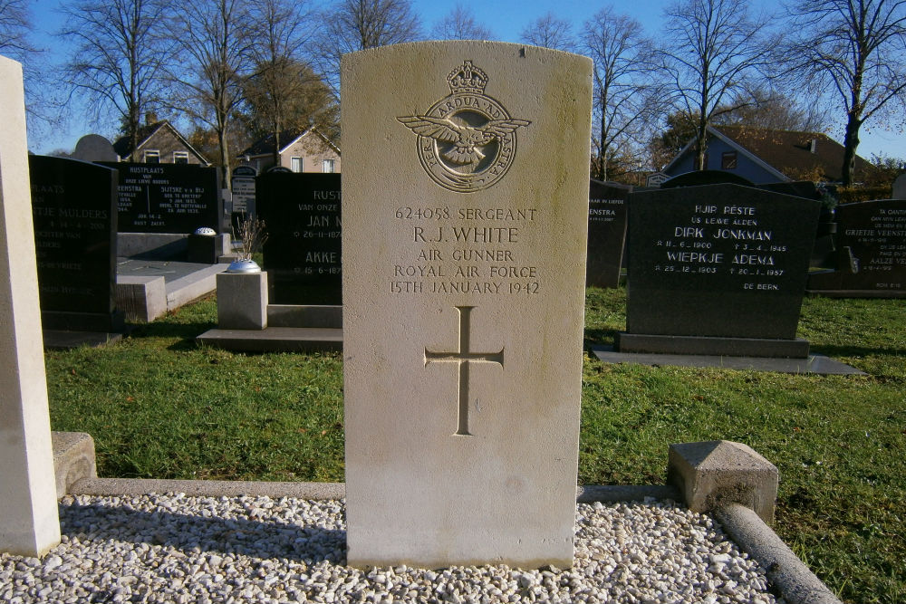 Commonwealth War Graves Protestant Churchyard Rottevalle #2