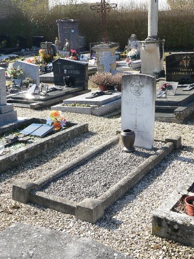 Commonwealth War Grave Heiltz-le-Maurupt Churchyard