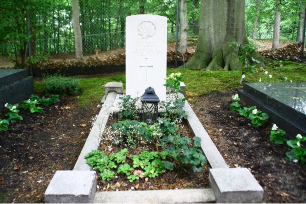 Commonwealth War Grave Sint Adelbertus Bloemendaal