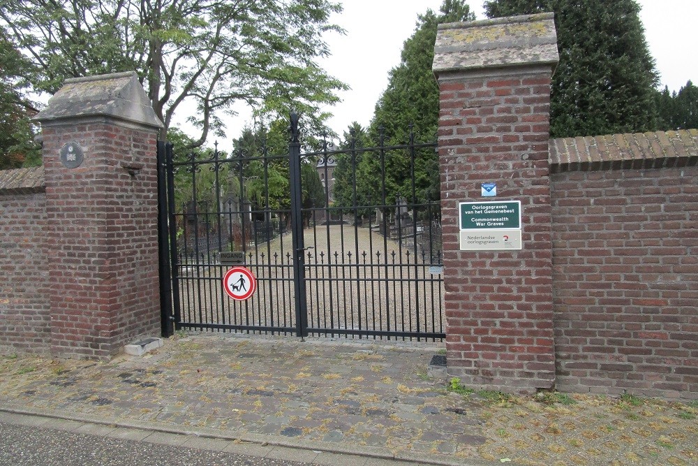 Oorlogsgraven van het Gemenebest Rooms Katholieke Begraafplaats Kapel in t Zand Roermond