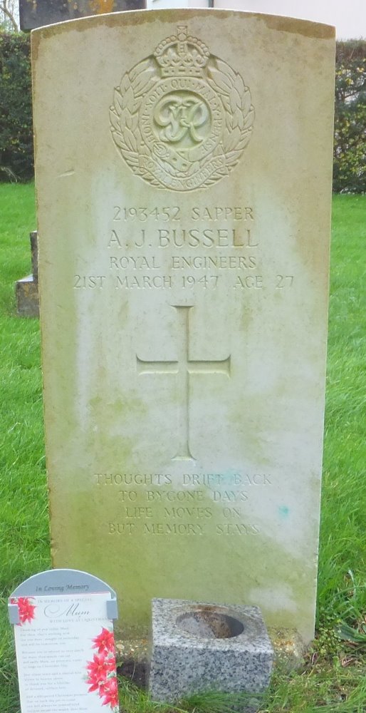 Commonwealth War Grave Stoke St. Mary Churchyard