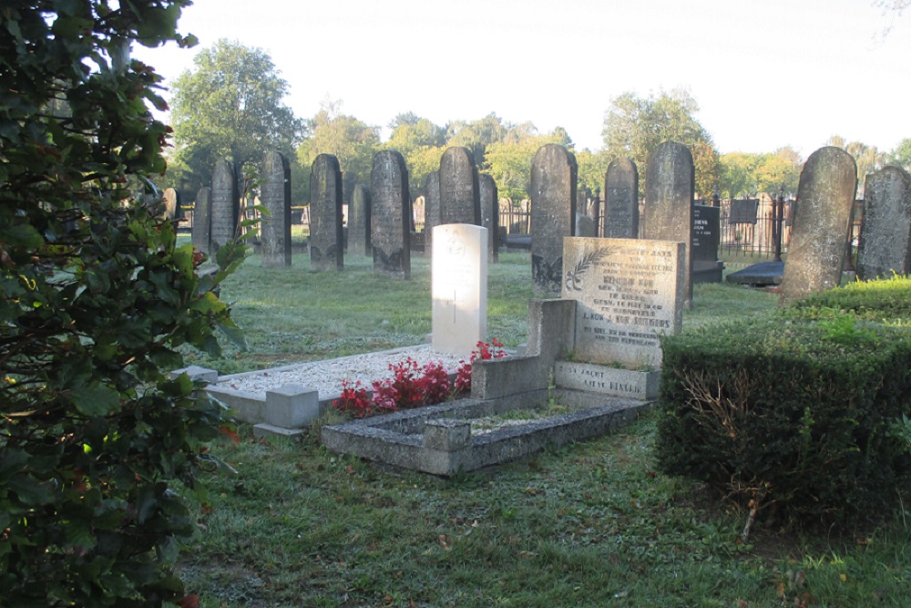 Commonwealth War Grave General Cemetery Zuidlaren