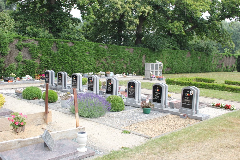 Belgian Graves Veterans Zonnegem Cemetery