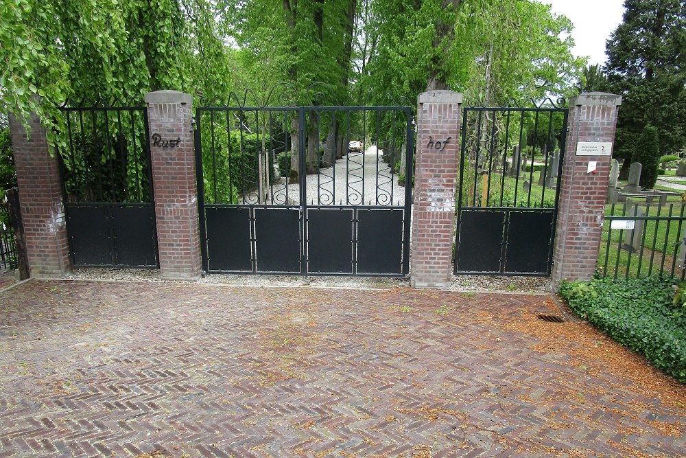 Nederlandse Oorlogsmonument Begraafplaats Rusthof Ridderkerk