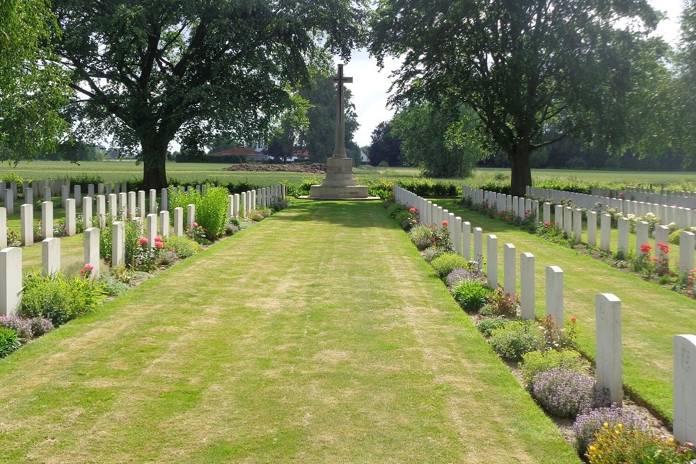 Commonwealth War Cemetery Y Farm