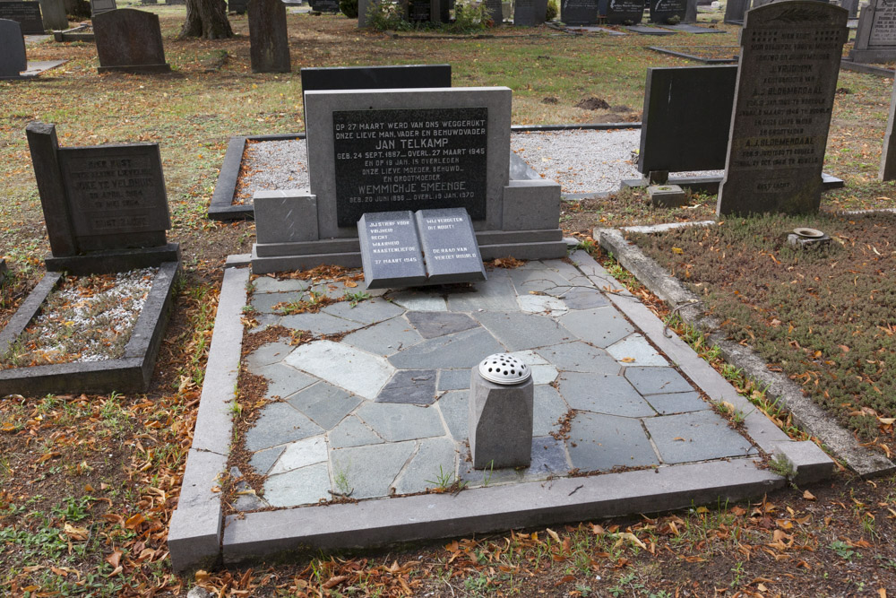 Dutch War Grave Municipal Cemetery Ruurlo