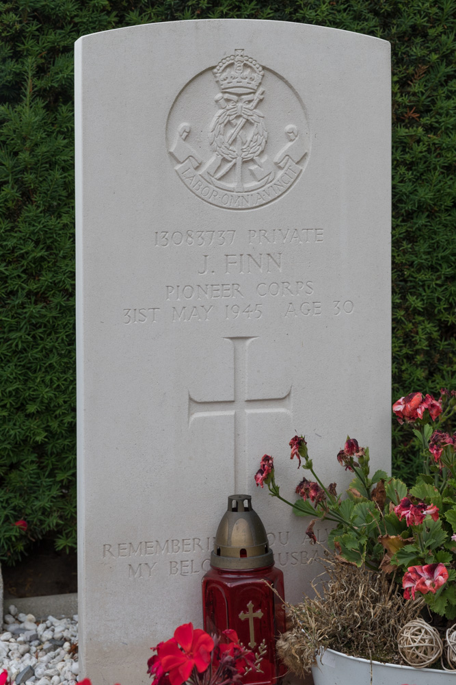 Commonwealth War Grave Roman Catholic Cemetery Overdinkel #2