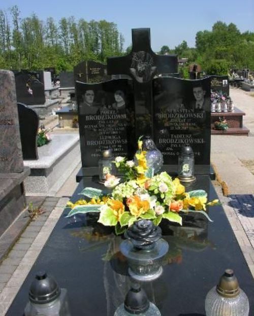 Pools Oorlogsgraf Cmentarz parafialny w Nasielsku