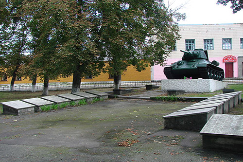 Sovjet Oorlogsbegraafplaats Chopovichi & T-34/67 Tank