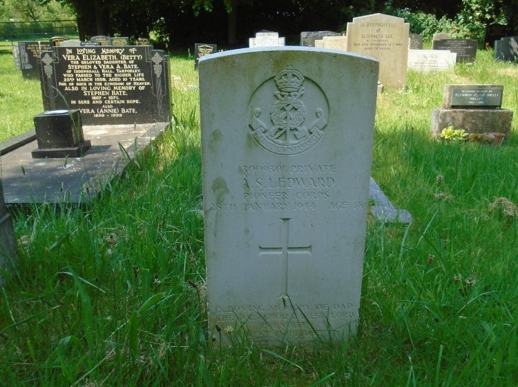 Commonwealth War Grave Tarporley Baptist Chapelyard