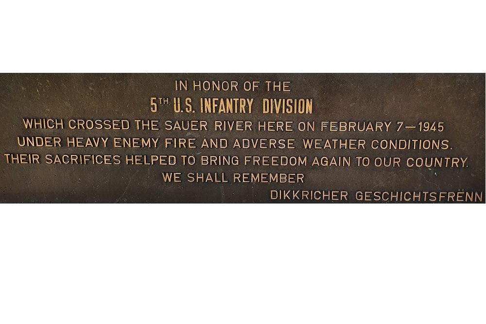 Monument 5th U.S. Infantry Division Oversteek Saur