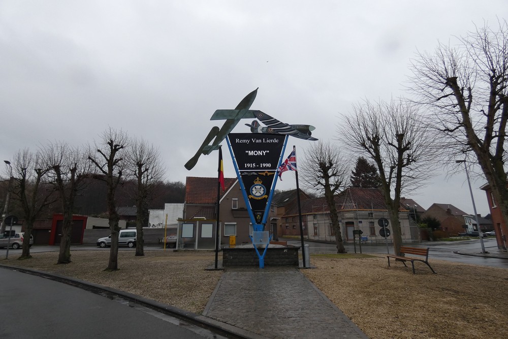 Monument Remy Van Lierde Overboelare