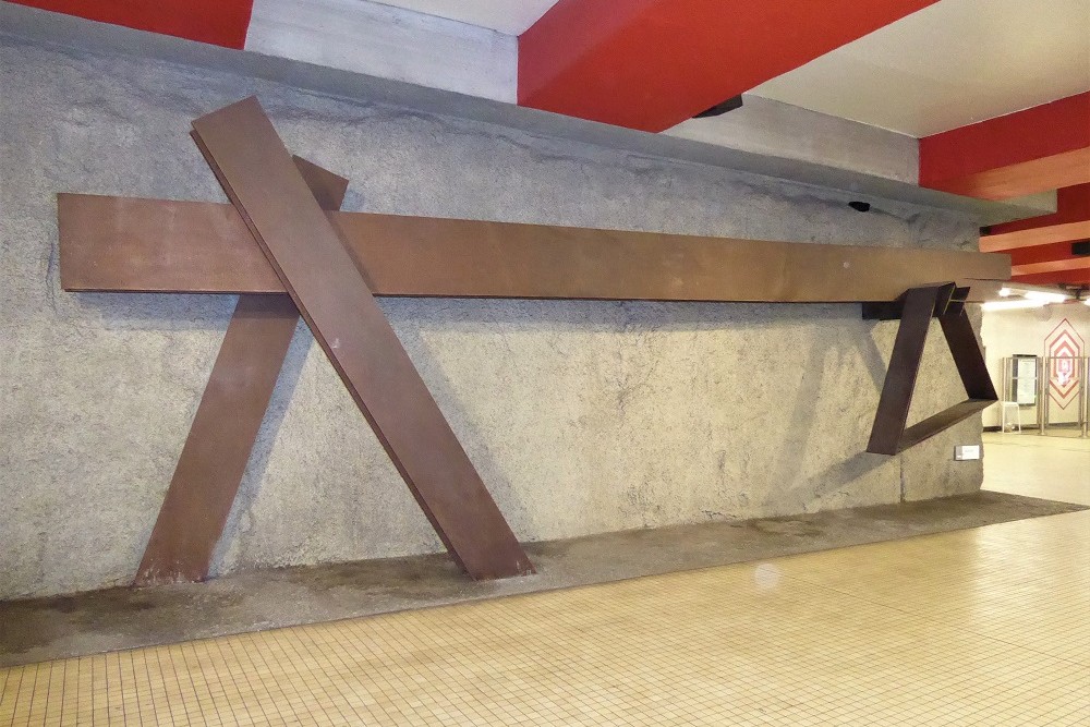 Monument Yser Metro Station