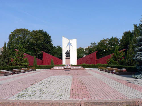Sovjet Oorlogsbegraafplaats Khotyn