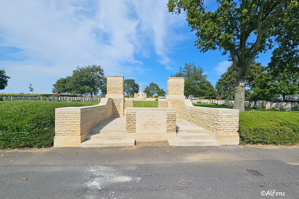 Commonwealth War Cemetery Hottot-les-Bagues