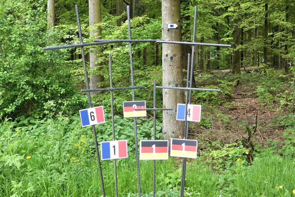 Gedenktekens Gesneuvelden Duitse en Franse Militairen Ochamps