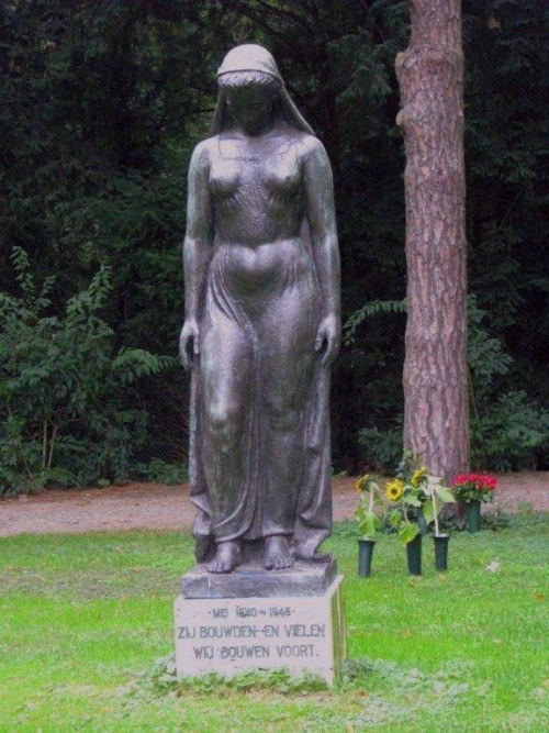 Monument op begraafplaats Westerveld