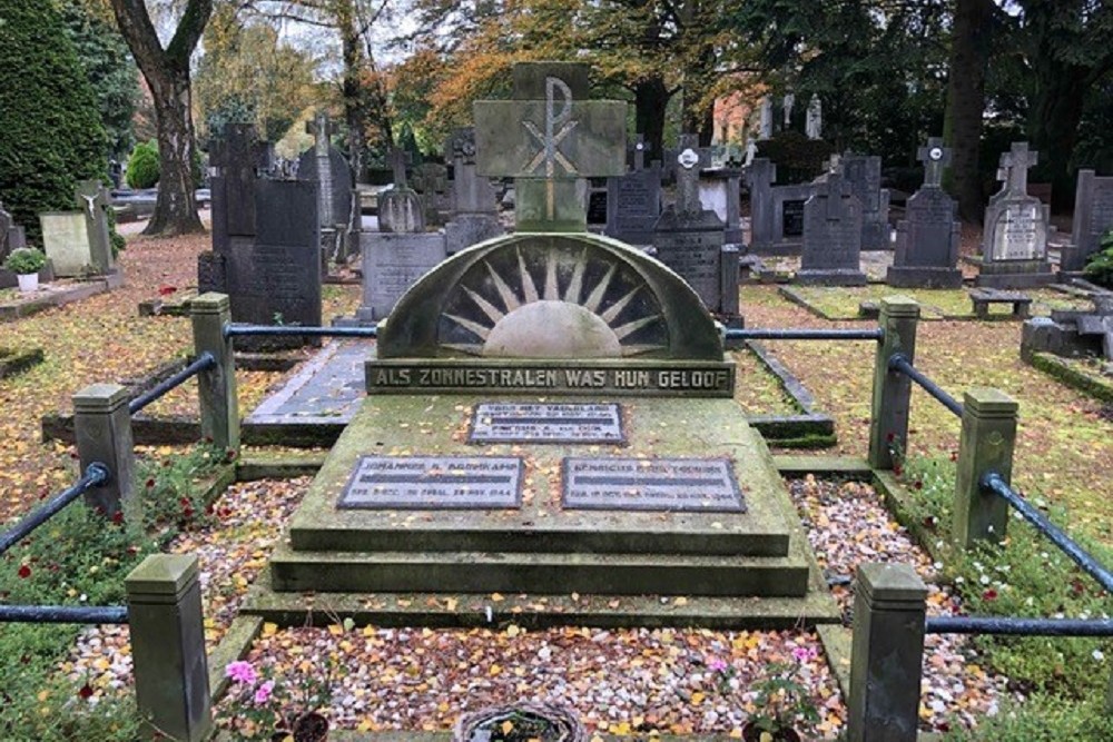 Nederlandse Oorlogsgraven Gemeentelijke Begraafplaats Borne
