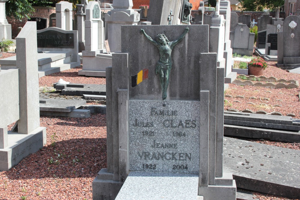 Belgian Graves Veterans Mechelen-Bovelingen Churchyard