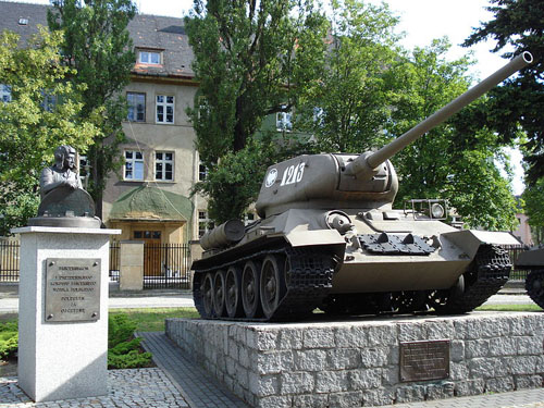 Monument 1e Pantserkorps (T-34/85 Tank)